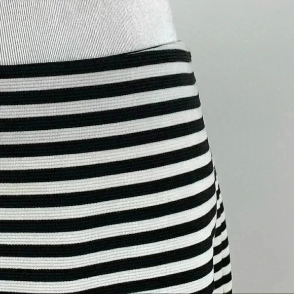 Ann Taylor loft outlet womens skirt size 6 Black white striped pencil - Picture 2 of 9